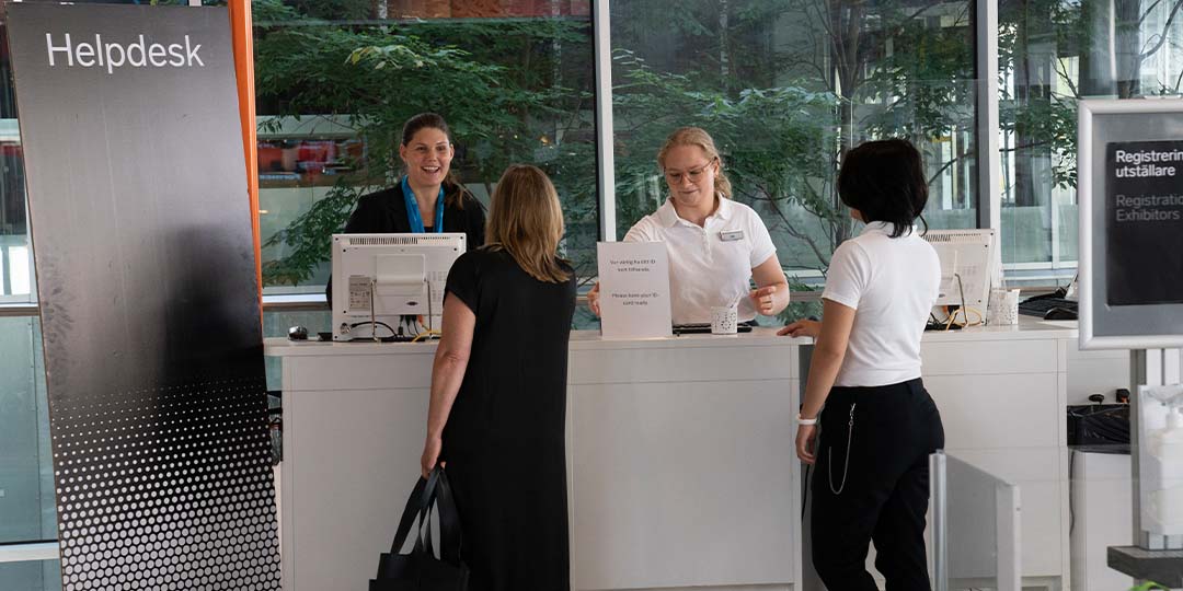 DSC00861_1080x540px värdar som hjälper besökare vid helpdesk
