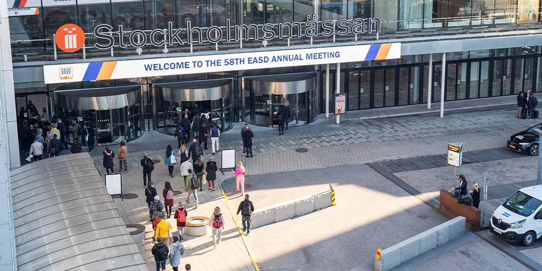 Huvudentre_EASD-arrival (1)_1080x540px entrén till kongressen EASD med vy uppifrån samt digitala skärmar