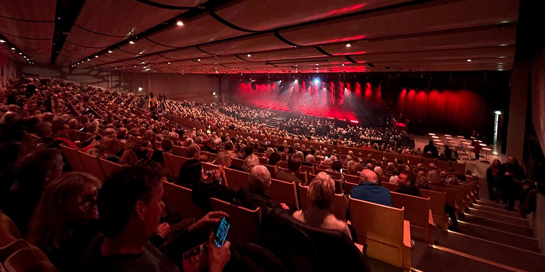 julkonsert-stockholmsmässan-victoriahallen-1080x540px fyllda läktare under en julkonsert inne i Victoriahallen