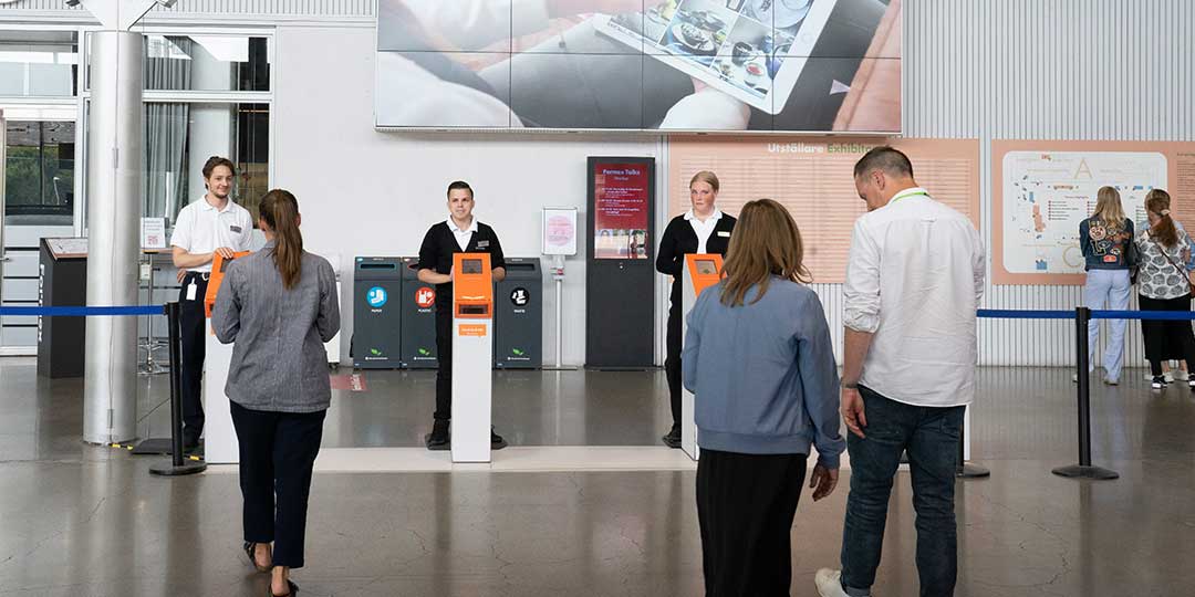 Inför ditt besök 6 Bild på människor som ska passera igenom entrén på en mässa på Stockholmsmässan