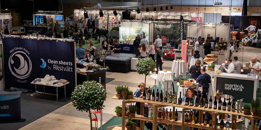 utsikt över utställning med montrar inifrån Victoriahallen