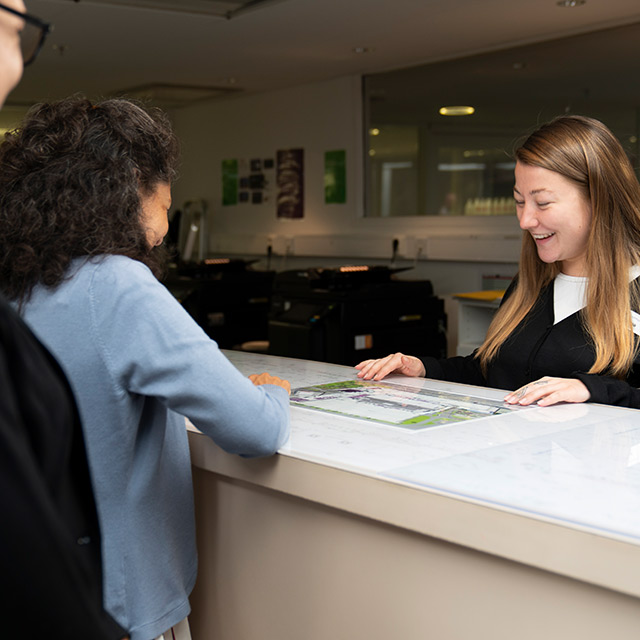 eventservice-stockholmsmassan-640x640px vi erbjuder eventservice för dig som utställare. På bild syns utställare som får får hjälp i business center på Stockholsmässan.