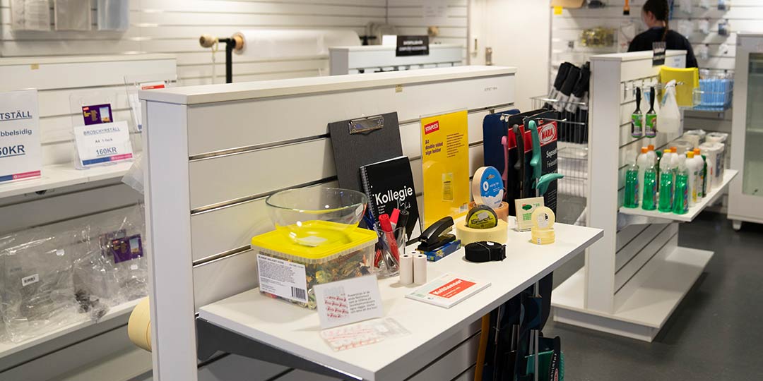 servicecenter-businesscenter_stockholmsmässan-1080x540px På bild syns vår butik i vårt business center där du kan köpa produkter som papper, tejp, rengöringsmedel och annat som du kan tänkas behöva som utställare under en mässa.