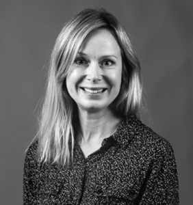 Johanna Lannerö 2 Svartvitt porträtt av en kvinna med långt, ljust hår, och en glittrig skjorta.