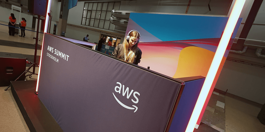 dj-session-aws-stockholm-summit-stockholmsmässan-1080x540px DJ spelar musik i entréområdet under AWS Summit Stockholm.