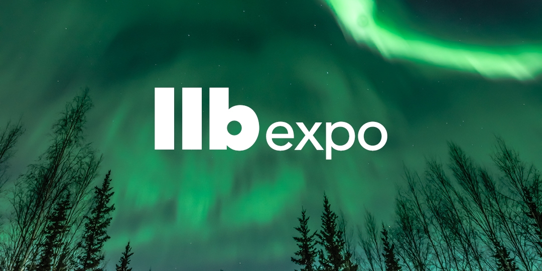 Våra mässor 4 på bild syns ett grönt norrsken med en vit logo som med texten llb expo - Mässan för upplevelseteknik